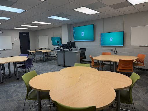 Fretwell 114 collaborative workspace with green chairs and 4 connected circle tables.